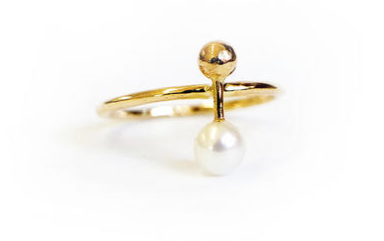 N + A new york gold bead and freshwater pearl ring